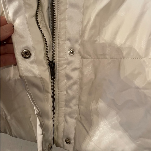 Large cream colored jacket. It’s a good looking jacket. Puffer. No tears. - Picture 4 of 13
